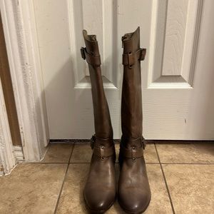 Taupe color Gianni Bini boot size-9m